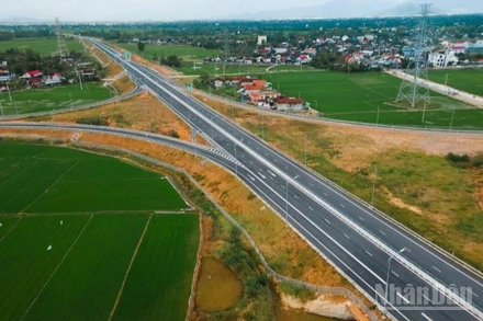 Trên địa bàn các tỉnh từ Quảng Ngãi đến Khánh Hòa, tuyến cao tốc bắc-nam phía đông đã hoàn thành 214km trong tổng số 267km từ Quảng Ngãi đến phía nam hầm Cù Mông.