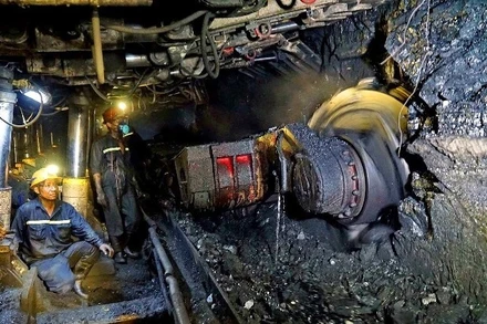 Công ty Than Hà Lầm khai thác trong hầm lò bằng máy khấu than hiện đại.