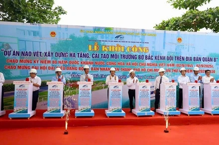 Các đại biểu nhấn lệnh khởi công dự án nạo vét, cải tạo môi trường bờ bắc Kênh Đôi.