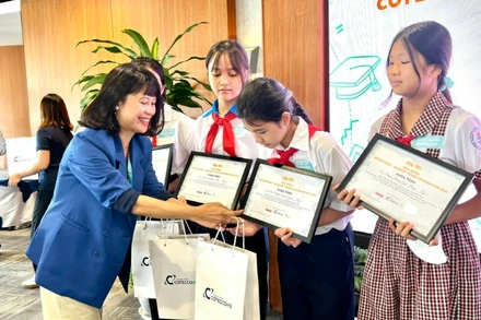 Đại diện lãnh đạo Coteccons trao học bổng, quà cho các em học sinh.
