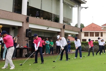 Các golfer thi đấu tại giải.