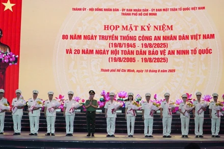 Lãnh đạo Bộ Công an tặng hoa chúc mừng các đơn vị xuất sắc của Công an Thành phố Hồ Chí Minh.