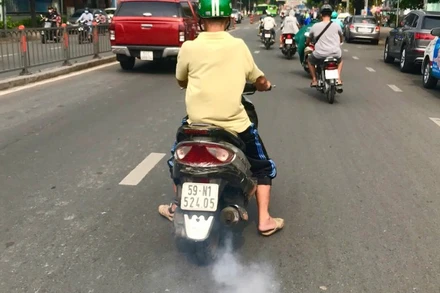 Phương tiện giao thông là một trong những nguồn gây ô nhiễm không khí lớn tại các đô thị lớn. (Ảnh: QUANG ĐỊNH)