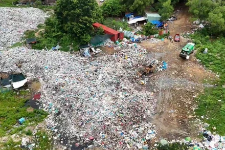 Hiện trường vụ đổ trộm chất thải rắn sinh hoạt tại xã Long Hải. (Ảnh: Công an cung cấp)