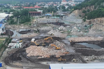 Hiện trường khai thác trái phép khoáng sản (Ảnh: Công an cung cấp)