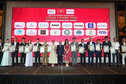 Đại diện EVNHCMC nhận Chứng nhận top 10 doanh nghiệp tiêu biểu ASEAN 2025. (Ảnh: Ban tổ chức cung cấp)