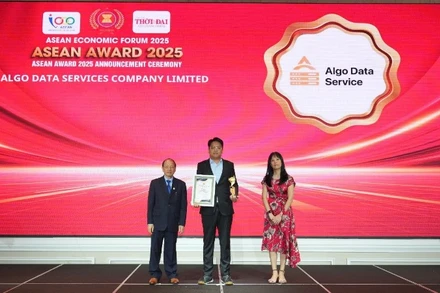 Ông Lê Quang Minh (đứng giữa), nhà sáng lập ALGO Data Service nhận giải thưởng vinh danh Top 10 doanh nghiệp tiêu biểu ASEAN 2025.