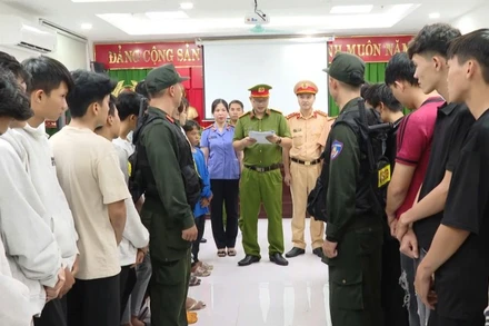 Cơ quan Cảnh sát điều tra Công an Thành phố Hồ Chí Minh thực hiện tống đạt các Quyết định và Lệnh. (Ảnh: Công an Thành phố Hồ Chí Minh)