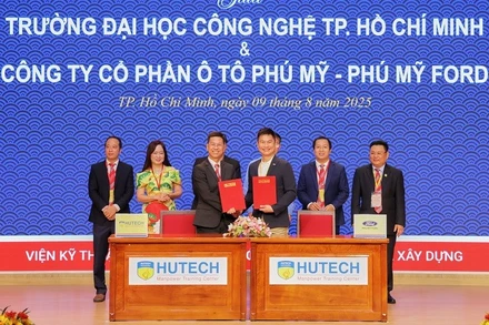 Đại diện HUTECH và doanh nghiệp ký kết hợp tác đào tạo nguồn nhân lực.