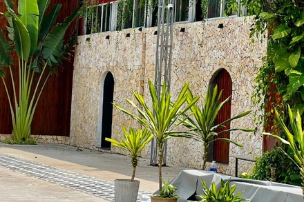 Nhiều hạng mục của nhà hàng Không Gian vẫn chưa được tháo dỡ. (Ảnh chụp chiều 20/8)