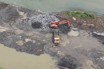 Hiện trường khai thác đá đen trái phép tại dự án nạo vét hồ Đá Đen. (Ảnh: Công an cung cấp)