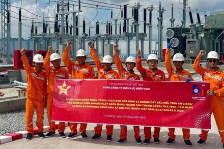 Công nhân Xí nghiệp Cao thế An Giang chào mừng công trình hoàn thành đúng dịp cả nước chào mừng Kỷ niệm 80 năm Cách Mạng Tháng Tám thành công và Quốc khánh 2/9.