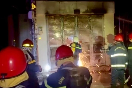 Lực lượng chức năng phá cửa để thực hiện công tác chữa cháy và cứu nạn, cứu hộ.