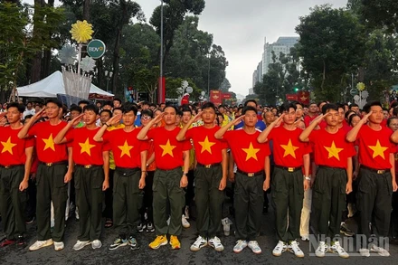 Nhân dân Thành phố Hồ Chí Minh chào cờ và hát Quốc ca tại Lễ Thượng cờ trực tuyến (Ảnh: QUANG QUÝ)