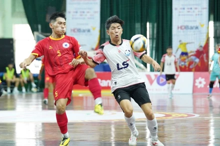 Tân Hiệp Hưng Thành phố Hồ Chí Minh để Hà Nội (áo trắng) cầm hòa với tỷ số 2-2 trong một trận cầu đầy kịch tính trong ngày khai mạc giải đấu. Ảnh: VFF