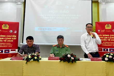 Đại diện Ban tổ chức thông tin về giải đấu tại buổi họp báo. 