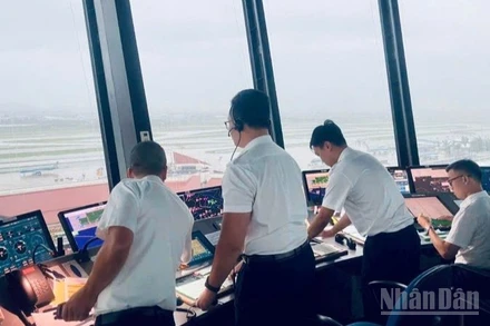 Các kiểm soát viên không lưu trực điều hành bay tại Cảng Hàng không quốc tế Nội Bài ngày 30/9/2025.