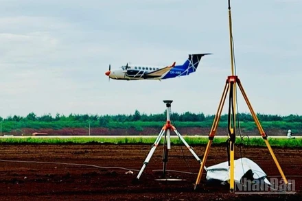 Lúc 6 giờ sáng 26/9/2025, chuyến bay kiểm tra hiệu chuẩn các hệ thống thiết bị dẫn đường, giám sát hàng không tại Cảng Hàng không quốc tế Long Thành đầu tiên đã tiếp cận vùng trời Long Thành, thực hiện các bài bay kiểm tra, hiệu chuẩn.