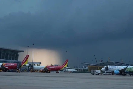 Mưa dông lớn khiến nhiều chuyến bay ở khu vực phía bắc bị ảnh hưởng.