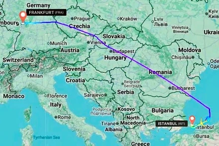 Bản đồ hành trình chuyến bay VN30 thể hiện việc chuyển hướng hạ cánh tại sân bay Istanbul để cấp cứu hành khách.