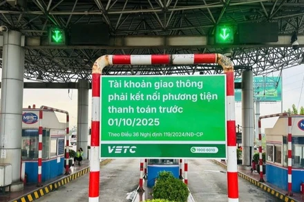 Bảng hiệu tuyên truyền cho các chủ phương tiện thực hiện chuyển đổi từ tài khoản thu phí sang tài khoản giao thông.