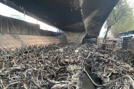 Vụ cháy bãi trông xe tại gầm cầu Vĩnh Tuy đã thiêu rụi hơn 500 xe máy.