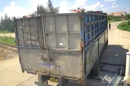 Xe ô-tô tải biển kiểm soát 99H-001.99 cố tình không tuân thủ tín hiệu và biển cảnh báo, đâm va làm gãy cần chắn, sau đó bỏ đi. (Ảnh cắt từ clip)