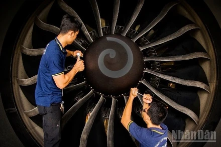 Bảo dưỡng, sửa chữa máy bay tại Công ty VAECO.