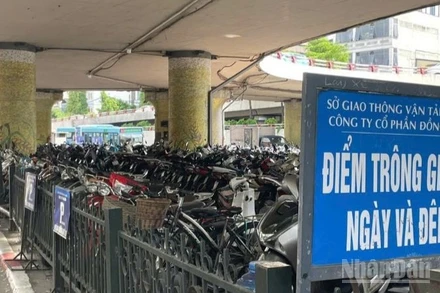 Một bãi trông giữ xe dưới gầm cầu tại Hà Nội.