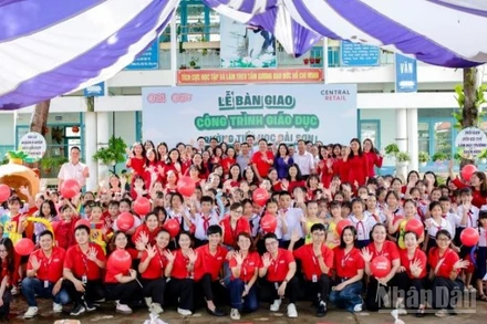 Niềm vui của các em học sinh và thầy cô nhà trường trong ngày nhận bàn giao công trình giáo dục từ Tập đoàn Central Retail Việt Nam.