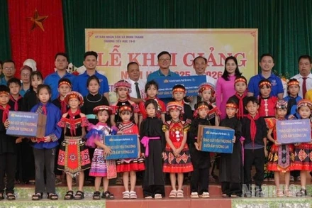 Vietnam Airlines trao tặng hệ thống thư viện và chăn ấm cho học sinh Trường Tiểu học 19-8, xã Minh Thanh, tỉnh Tuyên Quang.