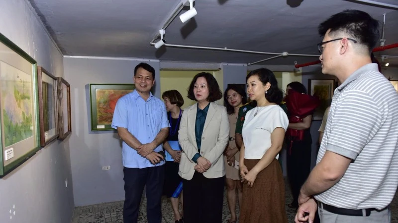Hà Nội: Hai triển lãm mỹ thuật chào mừng 51 năm thống nhất đất nước và 140 năm Quốc tế lao động