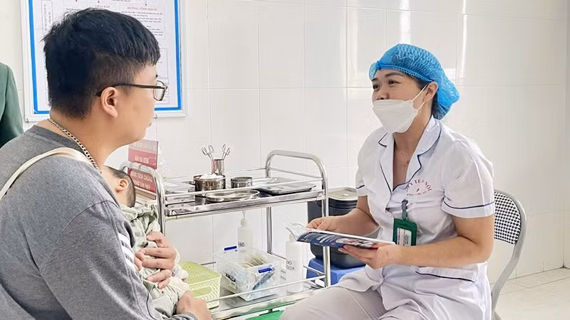 Nhiều người dân tới khám chữa bệnh tại trạm y tế cấp xã vì thuận tiện, gần nhà.