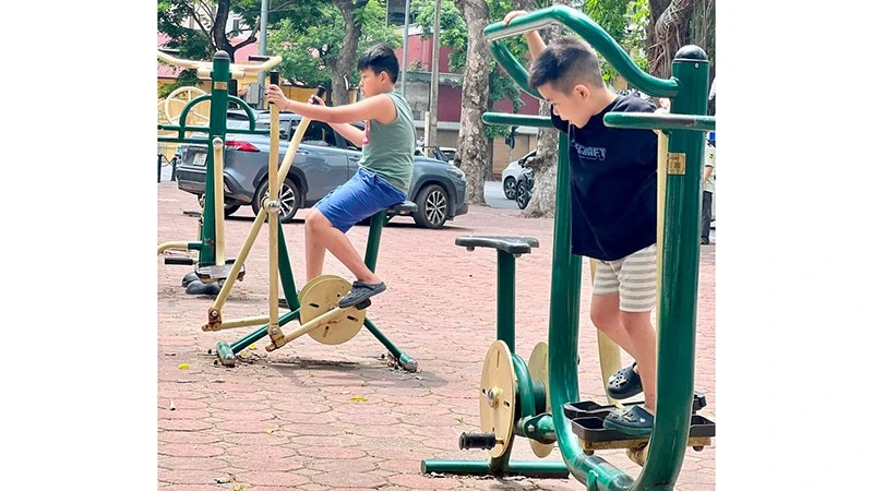 Ngày càng nhiều khu vực có máy tập thể dục công cộng miễn phí tại Hà Nội. Ảnh | KIÊN MINH