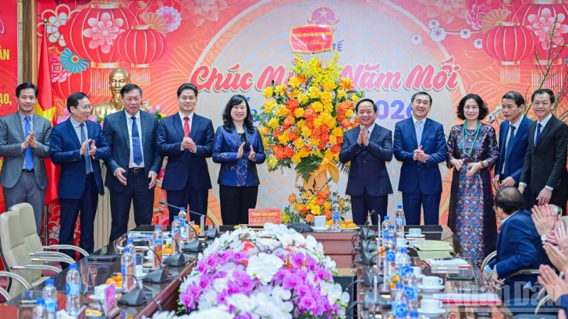 Đồng chí Trịnh Văn Quyết, Ủy viên Bộ Chính trị, Bí thư Trung ương Đảng, Trưởng ban Tuyên giáo và Dân vận Trung ương tặng hoa chúc mừng cán bộ, nhân viên ngành Y tế. 