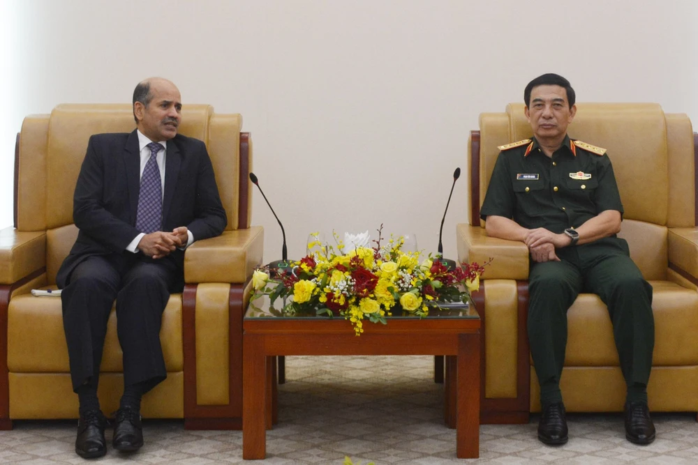 Đại tướng Phan Văn Giang và Đại sứ Sandeep Arya trao đổi tại buổi tiếp.