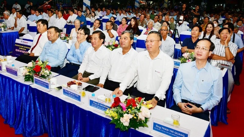 Lãnh đạo Ủy ban nhân dân Phường Duyên Hải, tỉnh Vĩnh Long và Công ty Nhiệt điện Duyên Hải trao học bổng cho đại diện học sinh-sinh viên vượt khó học giỏi trên địa bàn. 