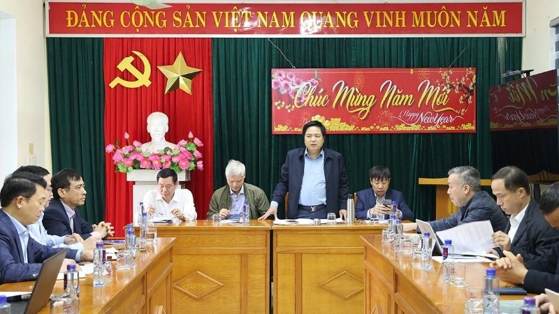 Tổng giám đốc EVNNPT Trương Hữu Thành chủ trì cuộc họp với các đơn vị liên quan và yêu cầu các nhà thầu cần quyết tâm cao, nỗ lực lớn để đưa dự án về đích. 