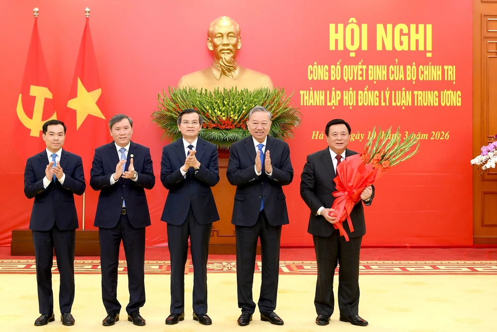 Tổng Bí thư Tô Lâm trao Quyết định của Bộ Chính trị thành lập Hội đồng Lý luận Trung ương nhiệm kỳ 2026-2031. (Ảnh: ĐĂNG KHOA)