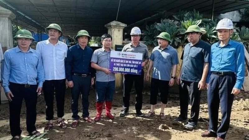 Đại diện lãnh đạo EVNGENCO1 trao quà hỗ trợ người dân các xã chịu ảnh hưởng mưa lũ tại xã Tam Thái, tỉnh Nghệ An. (Ảnh: EVNGENCO1)