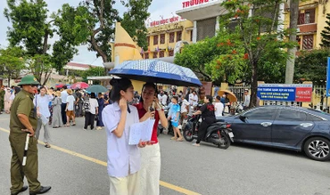 Phụ huynh đón, chăm sóc thí sinh sau mỗi buổi thi.