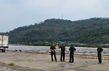 Bộ đội Biên phòng trao đổi về công tác phòng, chống bão số 3 ở Cảng cá Hòa Lộc, tỉnh Thanh Hóa.