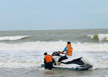 Lực lượng chuyên nghiệp sử dụng mô tô nước tìm kiếm nạn nhân trên biển.