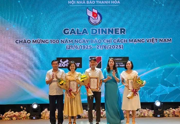Lãnh đạo Ban Tuyên Giáo và Dân vận Tỉnh ủy, Thường trực Hội Nhà báo tỉnh Thanh Hóa trao phần thưởng cho các tác giả có tác phẩm ảnh đoạt giải B.