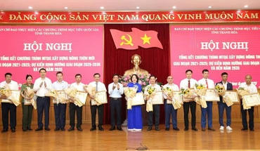 Lãnh đạo tỉnh Thanh Hóa trao tặng Bằng khen cho các tập thể có thành tích xuất sắc.