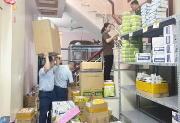 Cơ quan chức năng kiểm tra phát hiện, thu giữ sản phẩm có dấu hiệu hàng giả.