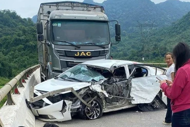 Xe con biến dạng sau đâm va liên hoàn.