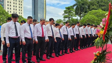 Đoàn đại biểu tỉnh Thanh Hóa và các nhà báo tưởng niệm Chủ tịch Hồ Chí Minh vĩ đại.