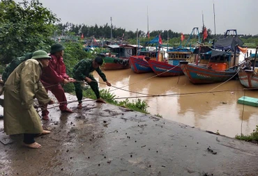 Lực lượng vũ trang Thanh Hóa buộc chắc các phương tiện, bảo đảm tránh đứt dây neo, hạn chế va đập, phòng chống cháy nổ tại âu tránh trú bão.
