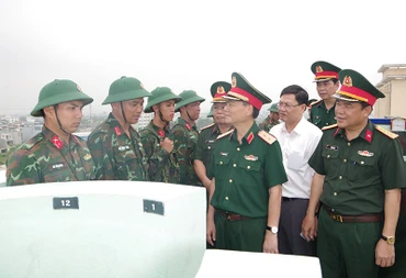 Đoàn kiểm tra trao đổi với cán bộ, nhân viên khẩu đội phòng không ở Thanh Hóa.